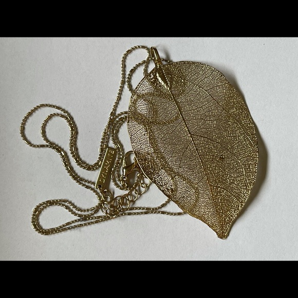 Elegant long leaf Dynamite Necklace - Picture 2 of 8